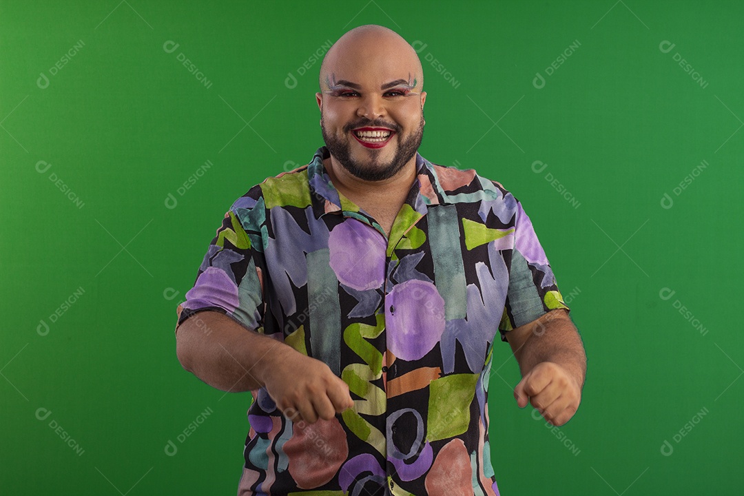 Um adorável jovem gay maquiado feliz