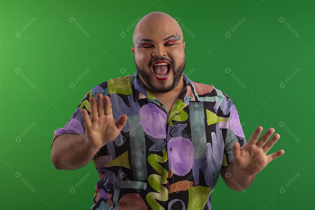 Um jovem gay com camiseta floral e mãos para frente