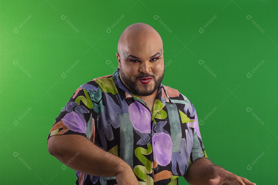 Um gay bonito com camiseta floral