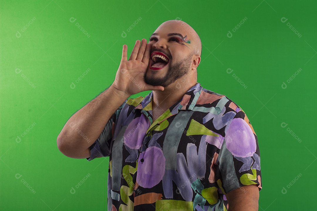 Um homem gay com roupa floral e mão na boca