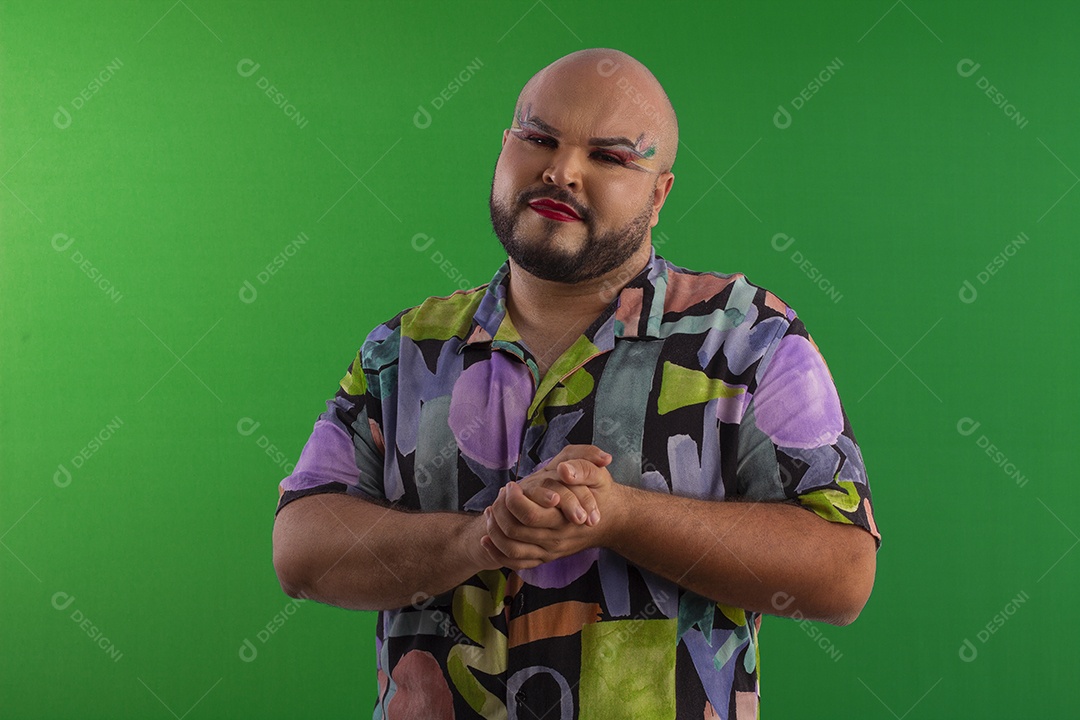 Jovem maquiado com mãos dadas