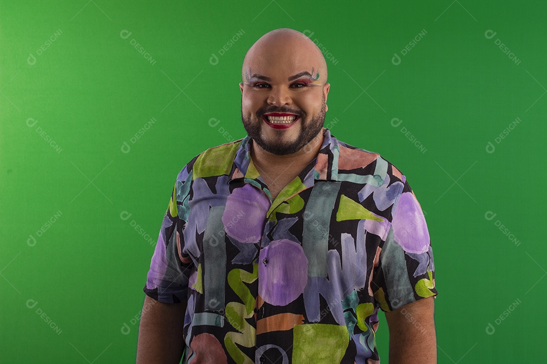 Um jovem gay maquiado feliz