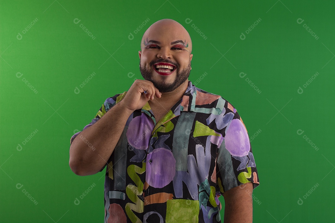 Um jovem feliz com camiseta floral