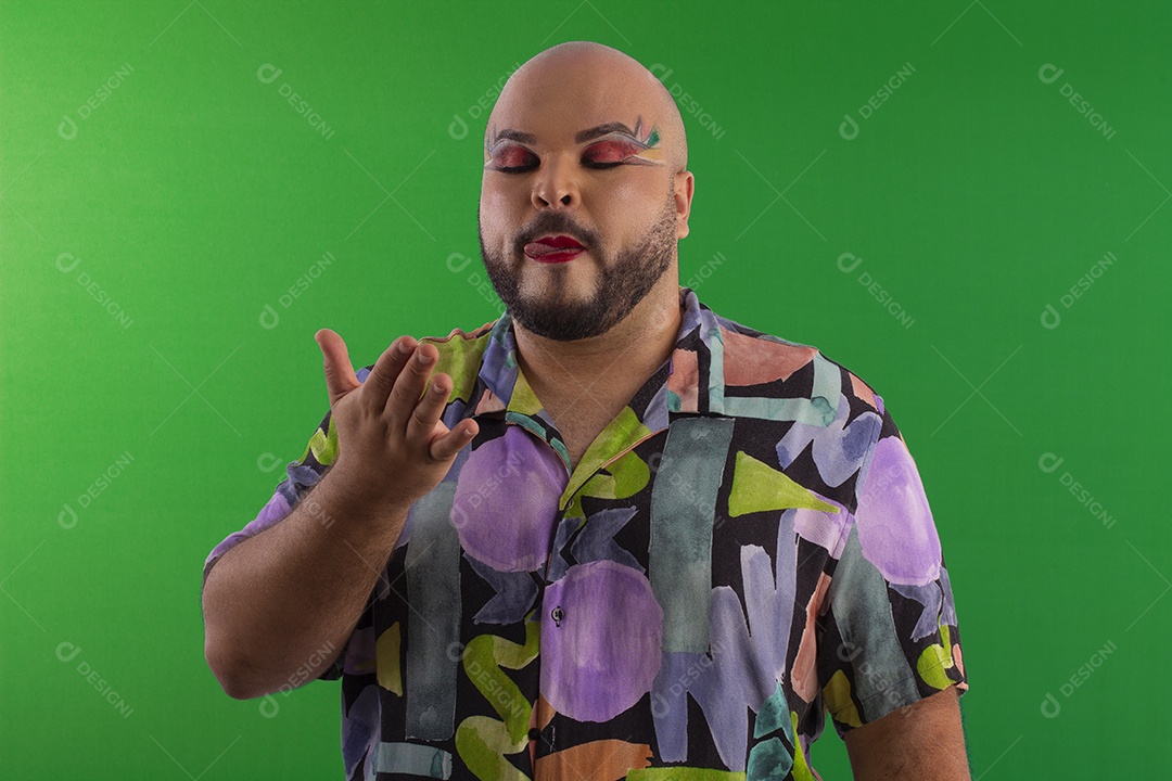 Um jovem gay maqquiado com uma linda camiseta floral