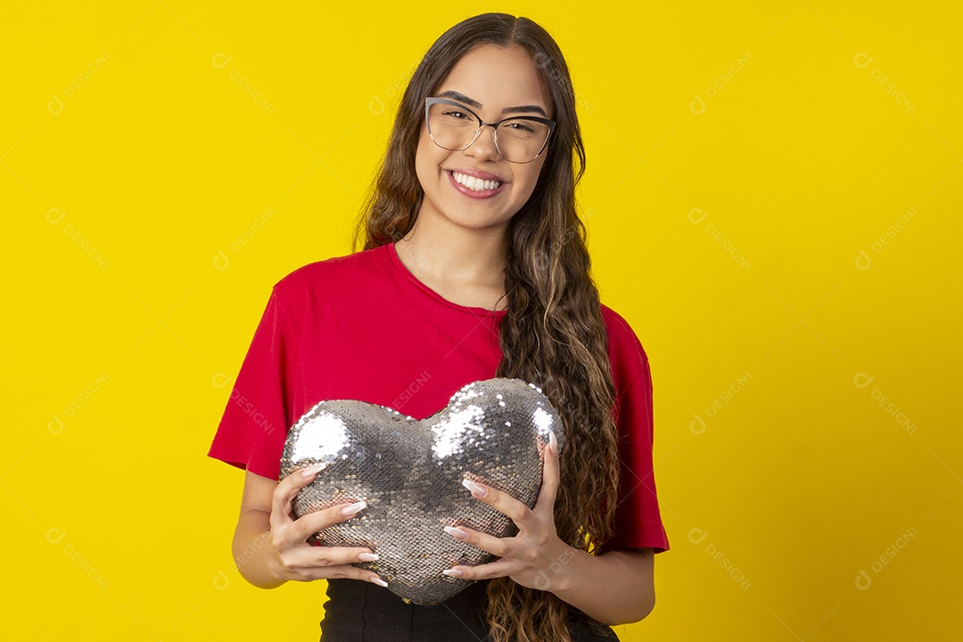 Linda garota sorrindo com coração na mão
