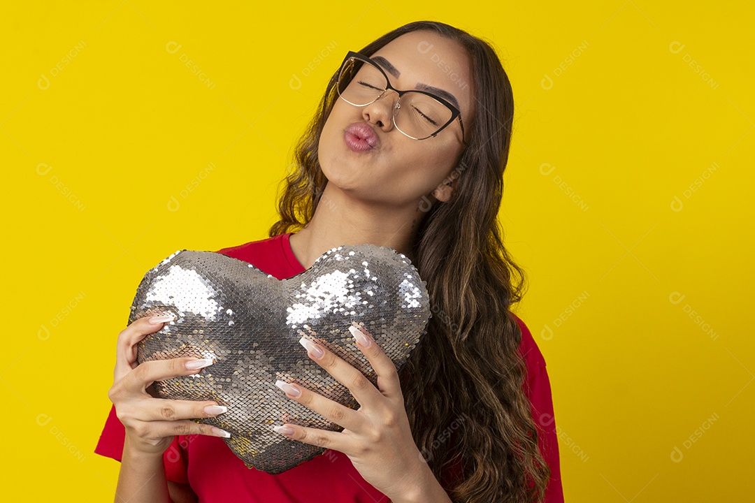 Jovem bonita fazendo pose com coração na mão