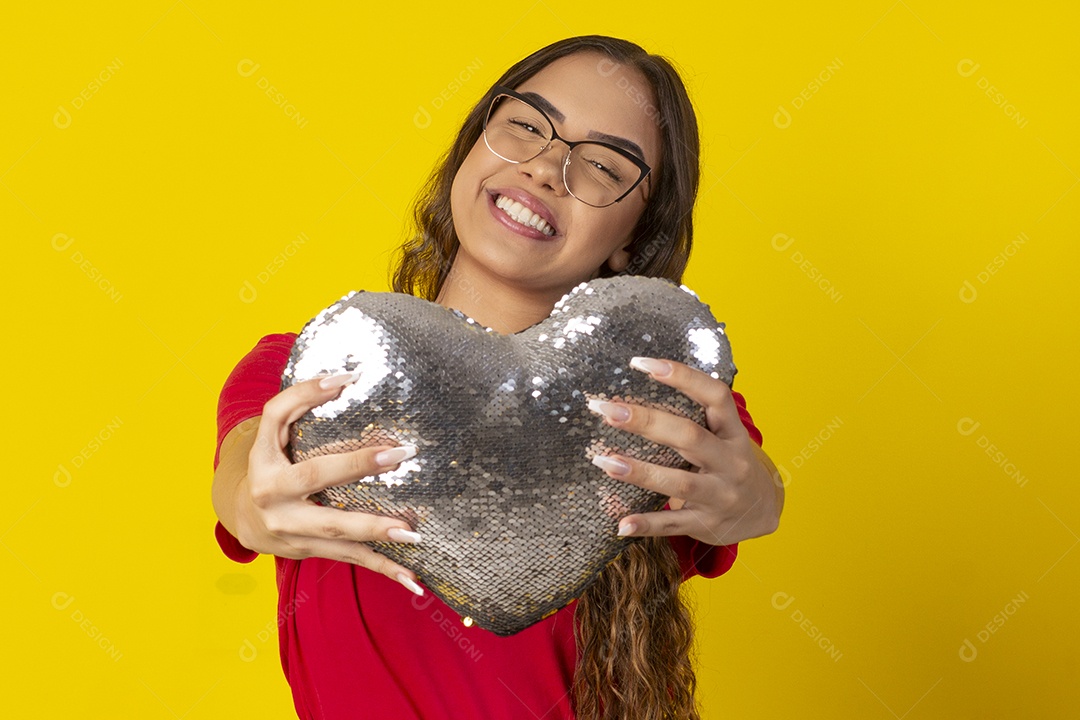 Garota feliz com coração na mão
