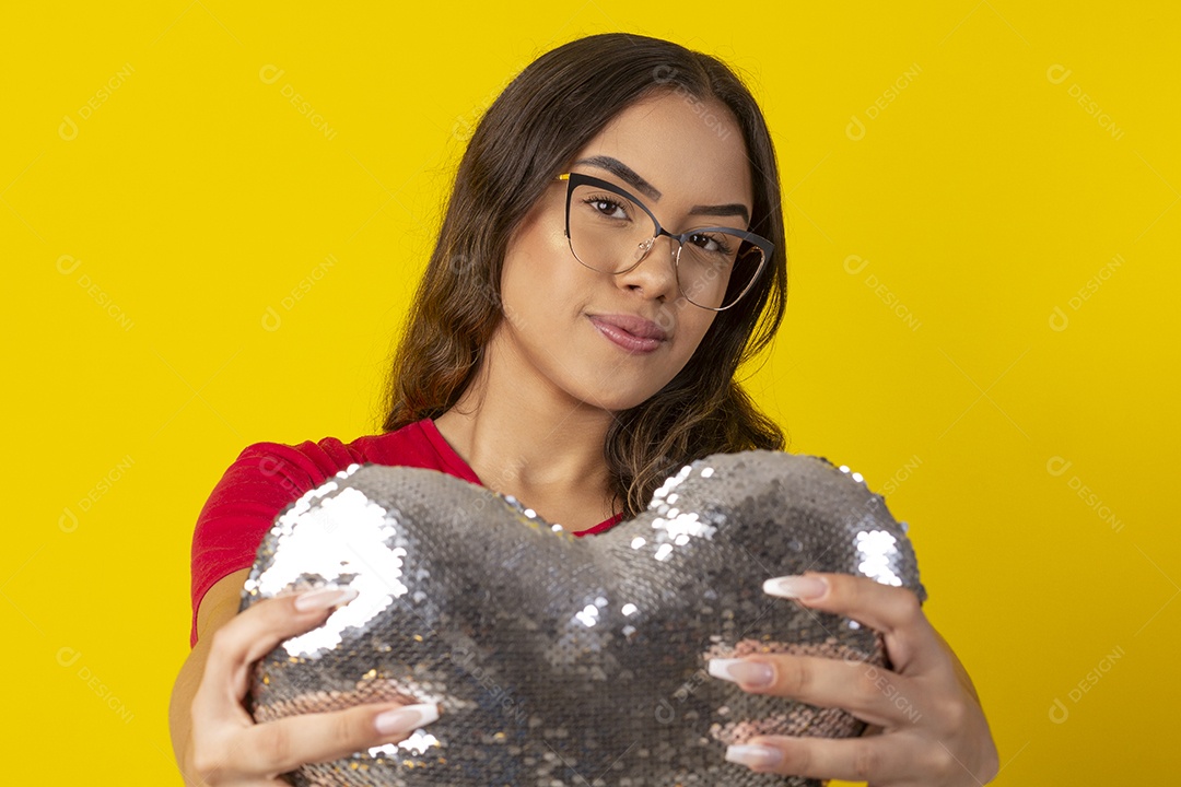 Jovem segurando um coração nas mãos