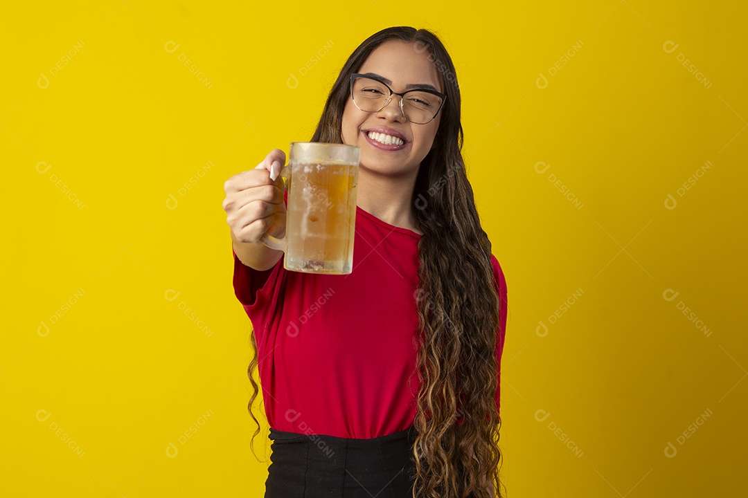 Linda menina feliz com caneca de chope