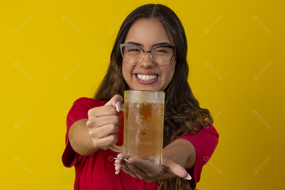 Jovem com uma caneca de chope