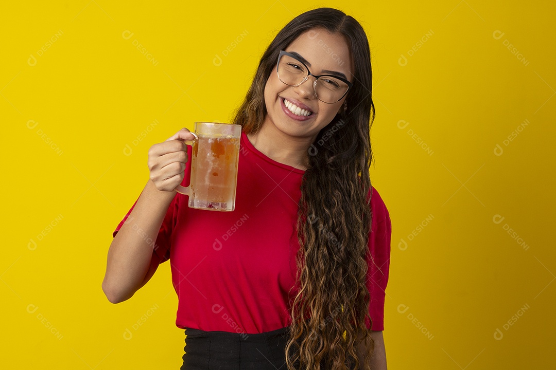 Linda jovem com caneca de cerveja mãos
