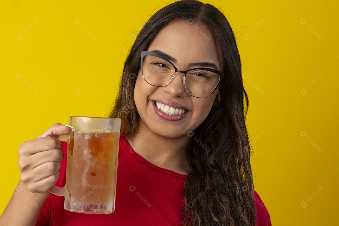 Garota bonita e feliz com caneca de cerveja nas mão