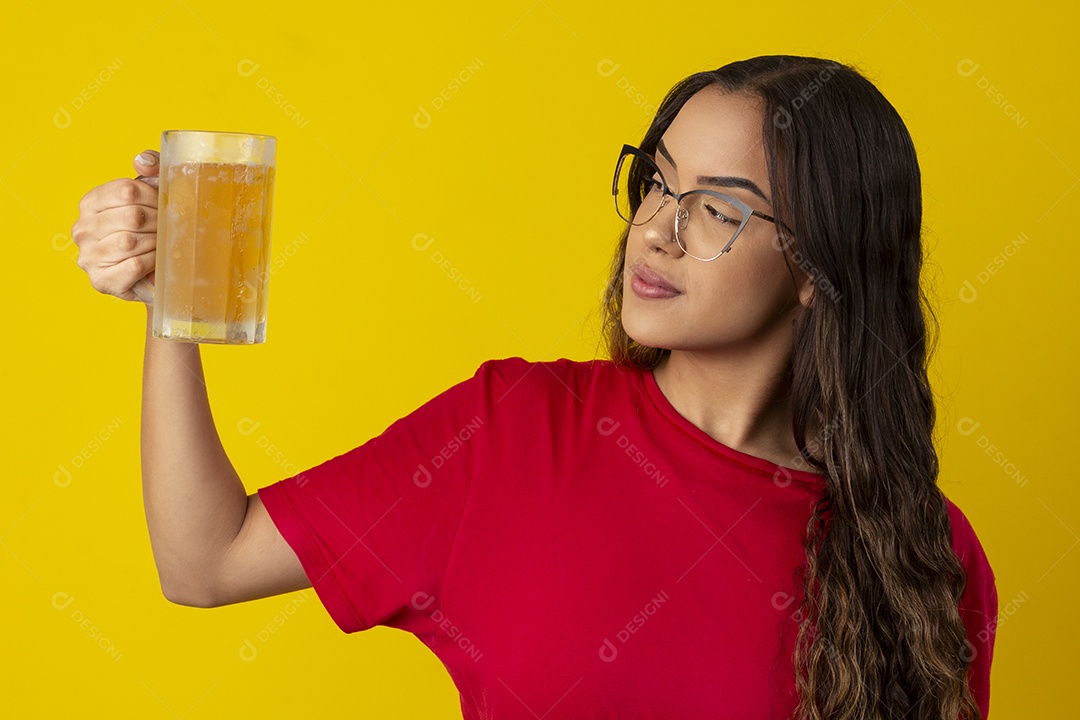 Uma jovem com caneca de cerveja