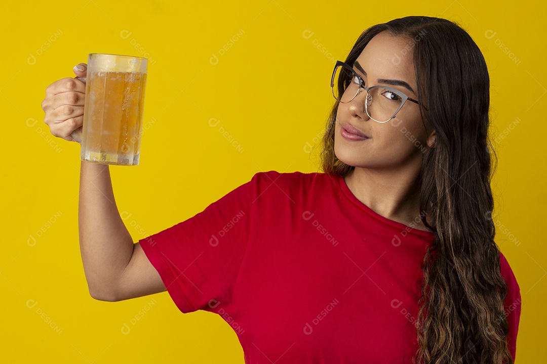 Jovem contente com caneca de chope na mãos