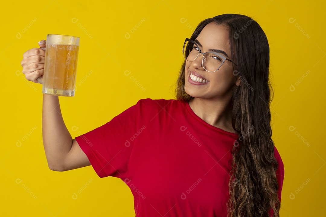 Jovem bonita feliz segurando caneca de chope
