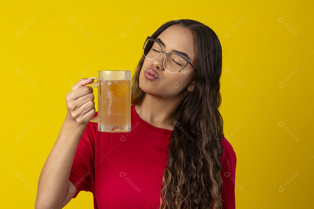 Garota feliz com caneca de cerveja nas mãos