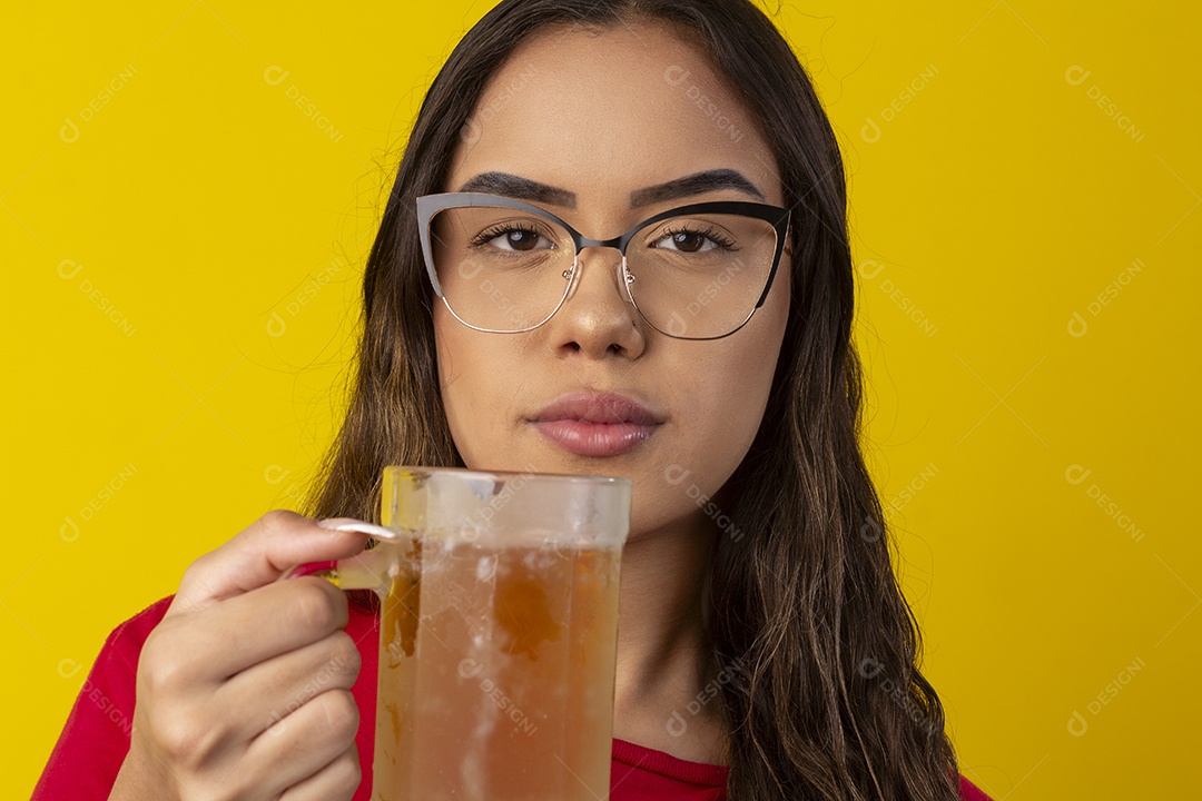 Garota com caneca de cerveja na mãos