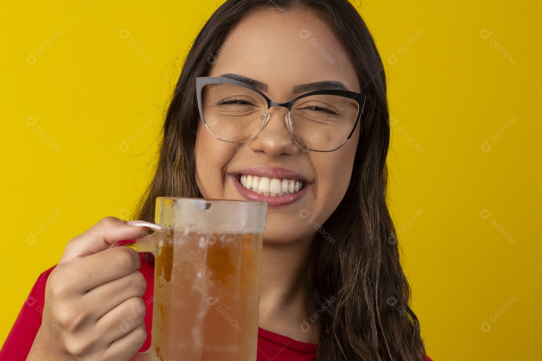 Linda jovem feliz com caneca de chope nas mãos