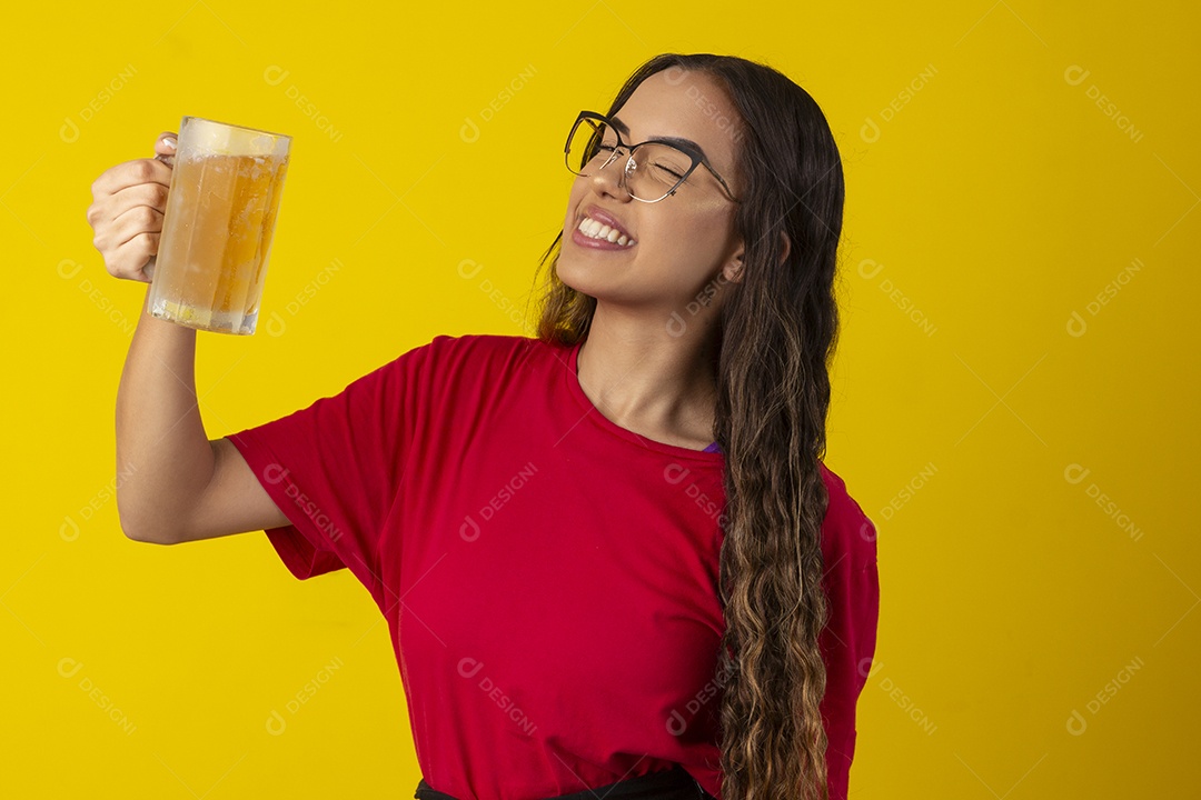 Jovem feliz com caneca de chope nas mãos