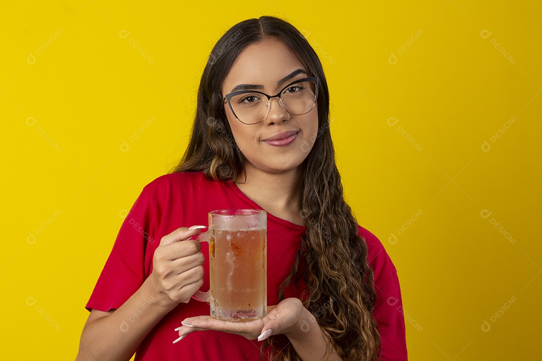 Mulher com caneca de chope na mãos