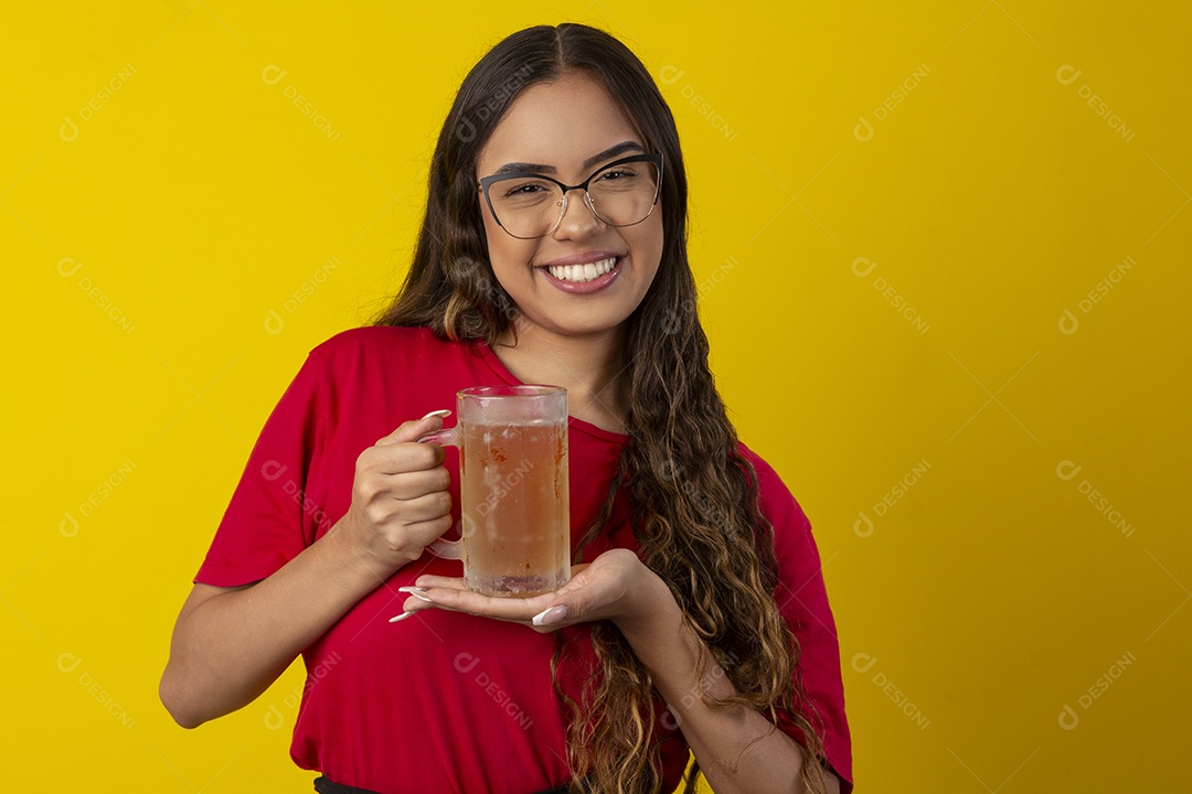 Uma linda garota segurando uma caneca de chope