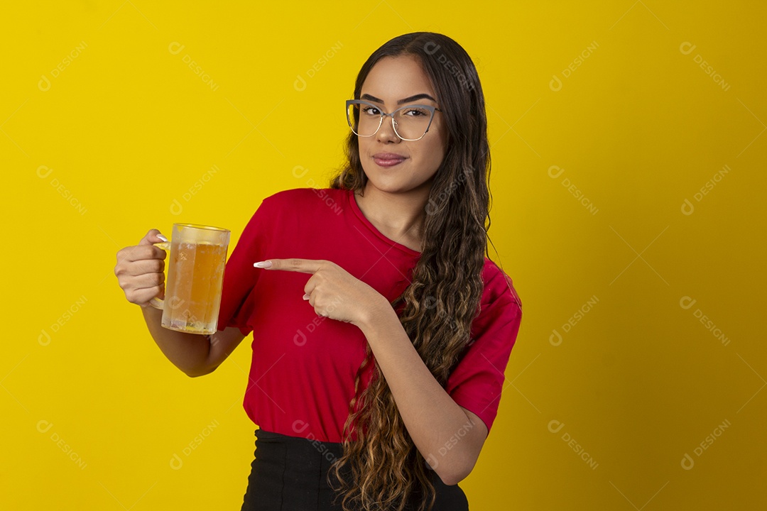 Garota segurando uma caneca de chope