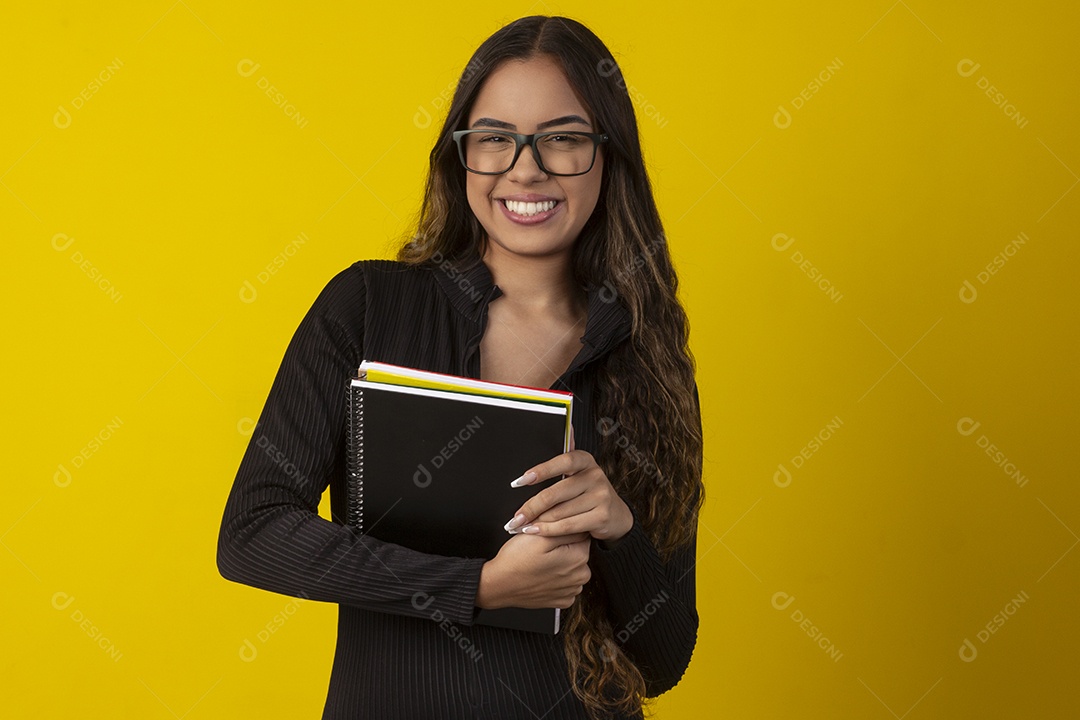 Uma garota com livros nas mãos feliz