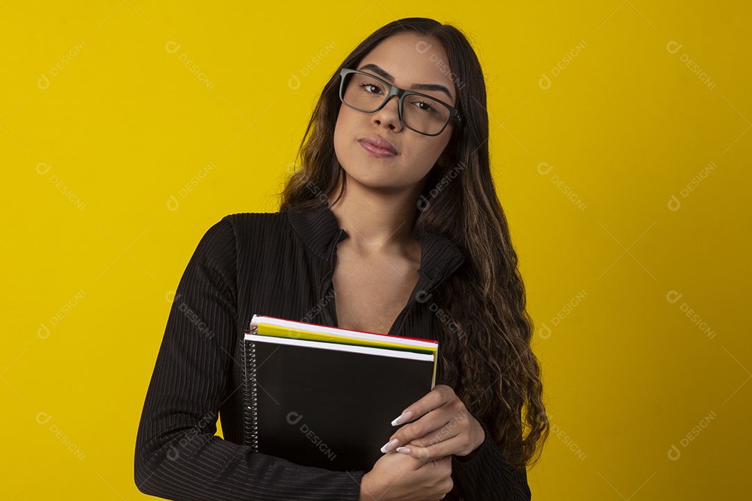 Uma garota adorável com livros nas mãos