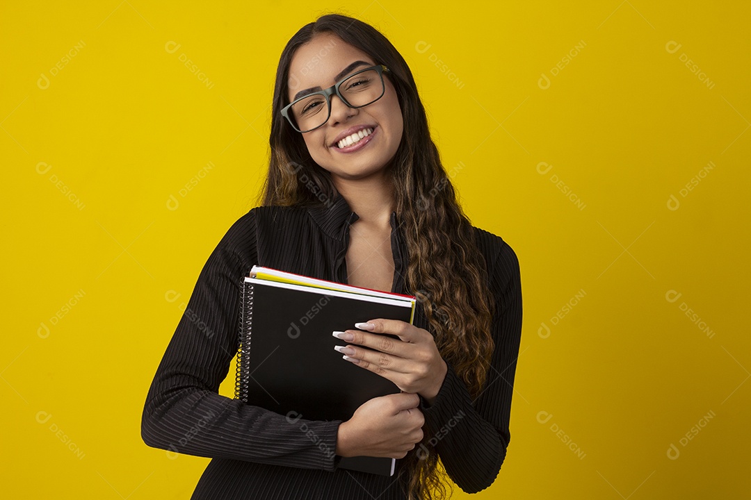 Uma garota feliz com livros nas mãos