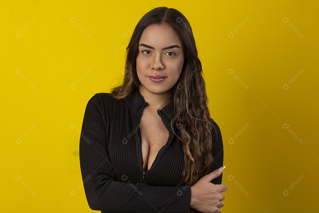 Uma jovem bonita com mão no braço