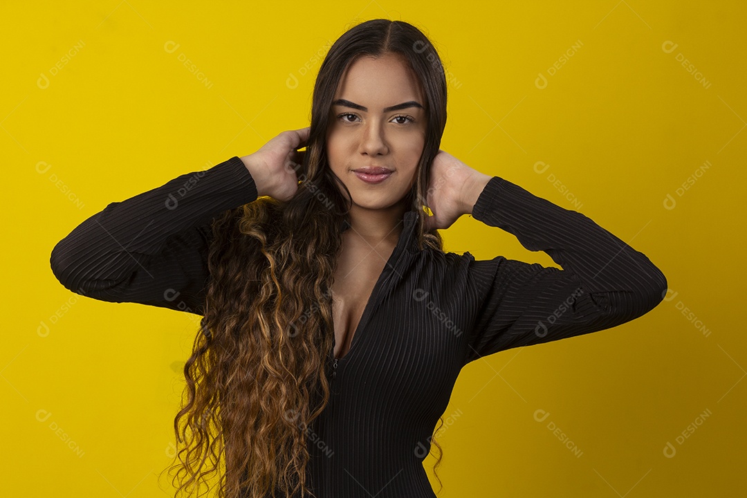 Uma garota bonita com mãos na cabeça