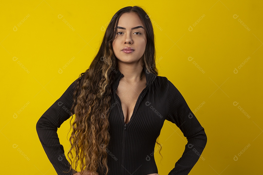 Uma garota com mãos na cintura