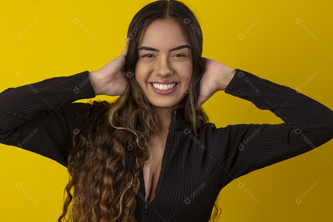 Uma garota feliz com mãos na cabeça