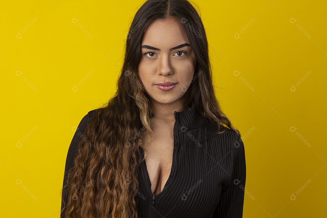 Uma garota sexy e bonita olhando fixadamente