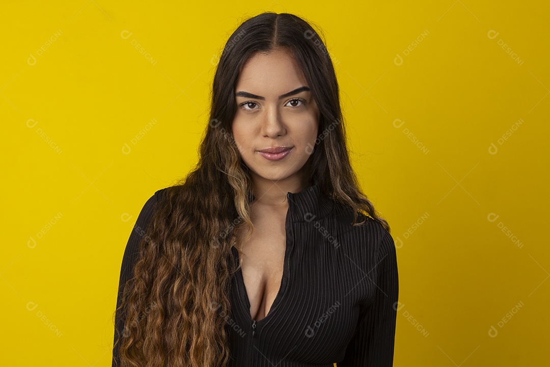 Uma garota bonita e sexy olhando para camera