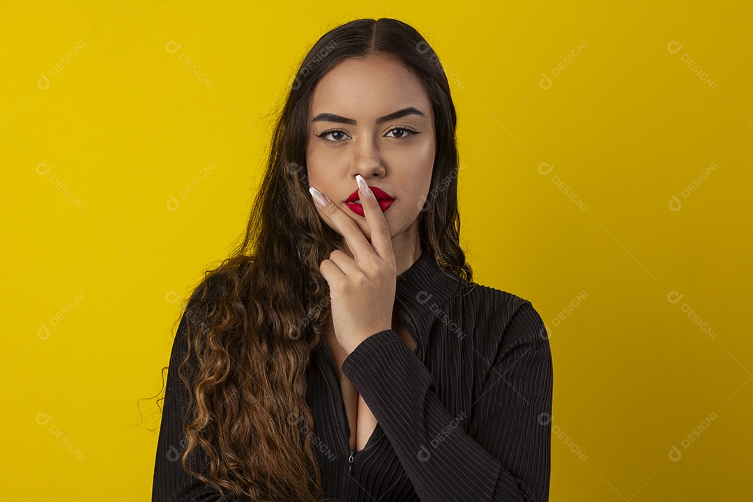 Uma jovem bonita e sexy com mãos na boca