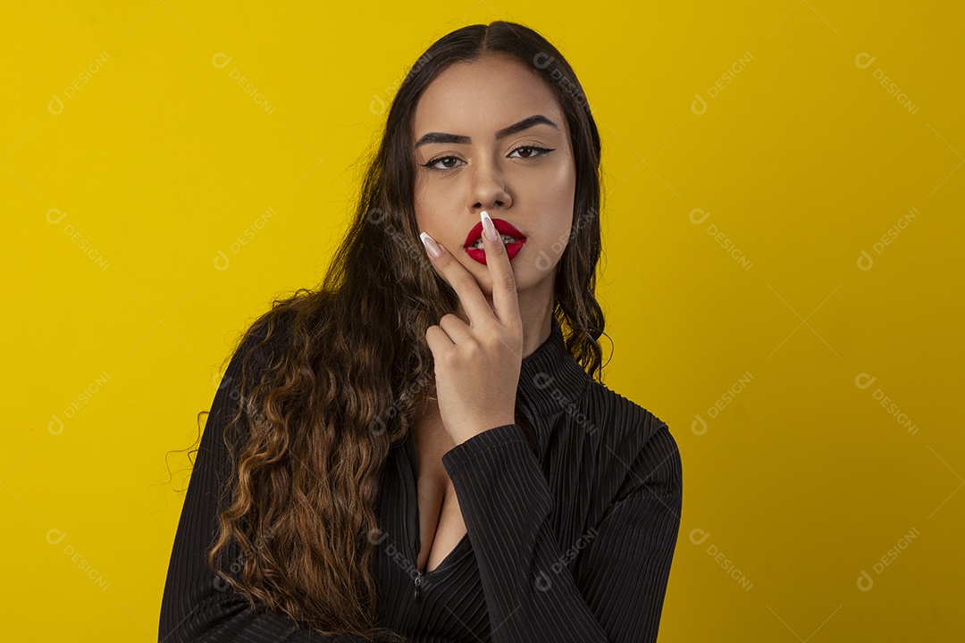 Garota bonita e sexy com mãos na boca