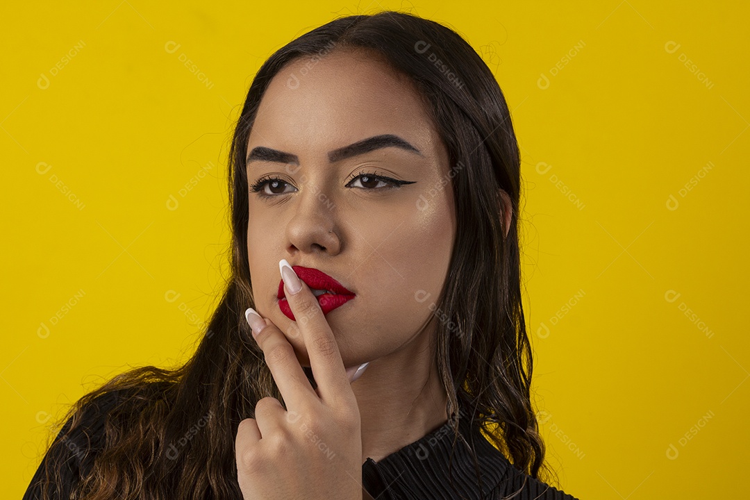 Uma garota bonita sexy com mãos nos lábios