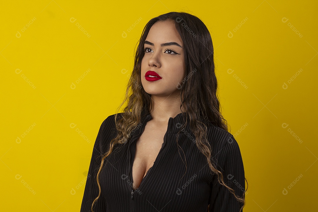 Uma garota sexy com roupa decotada