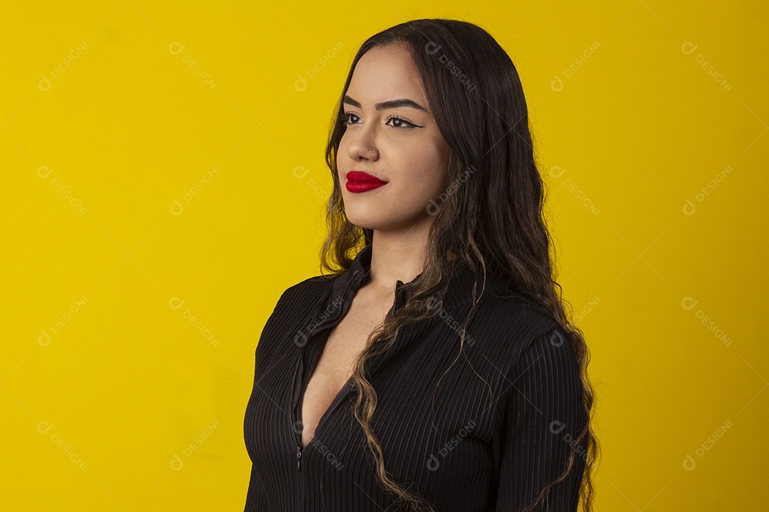 Uma garota bonita olhando para o lado