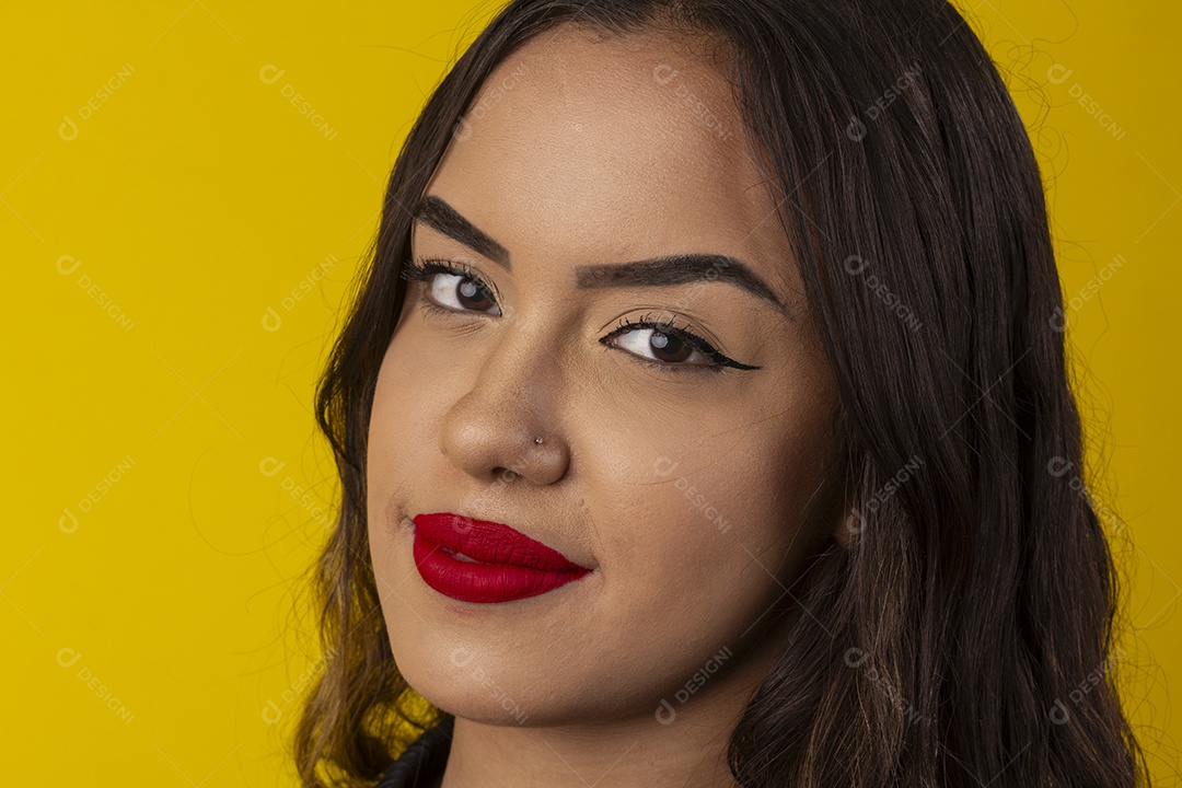 Garota bonita maquiada e meiga