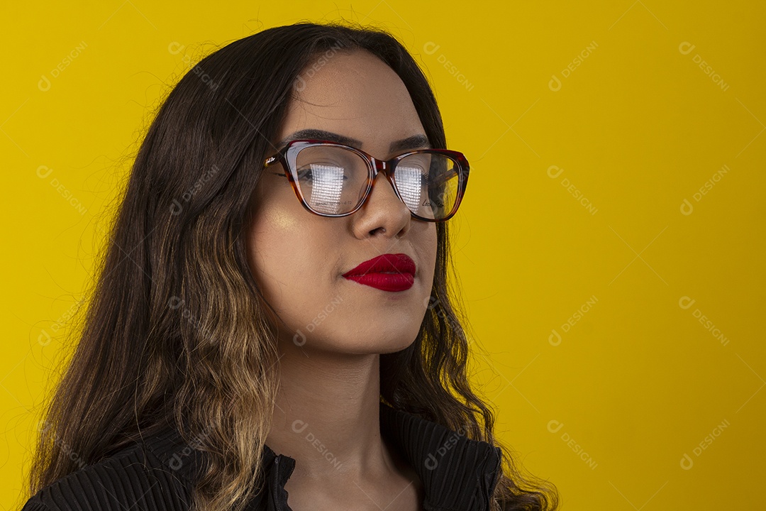 Jovem olhando para o lado usandom óculos