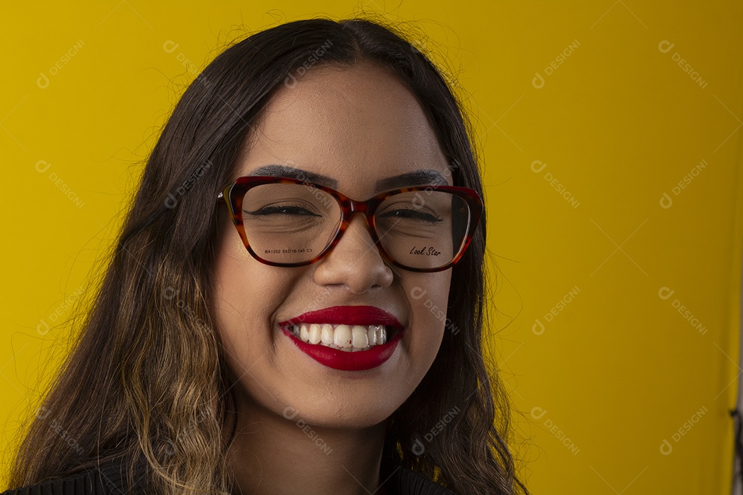 Uma jovem garota usando óculos e sorrindo