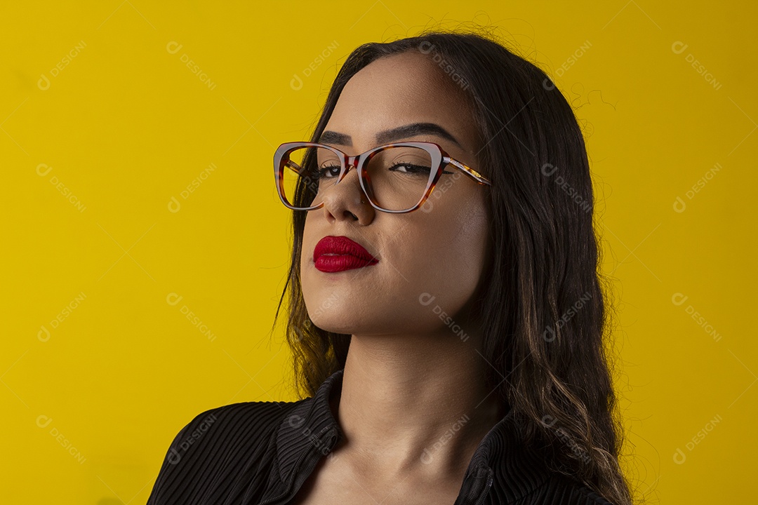 Uma garota usando óculos e batom vermelho