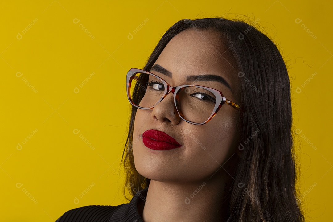 Uma jovem usando óculos bonita