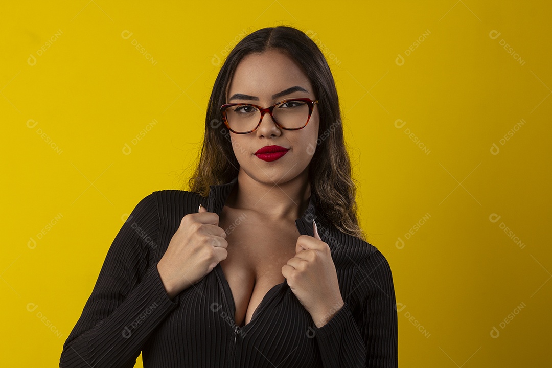 Uma garota com roupa decotada usando óculos