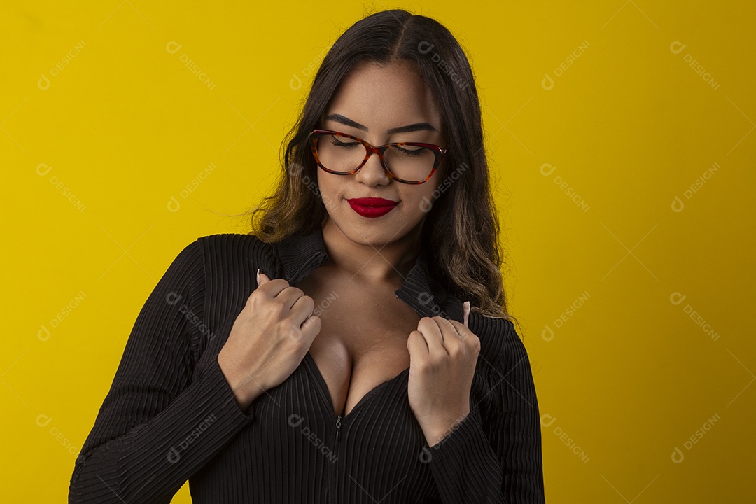 Garota usando óculos bem sexy com roupa de decote