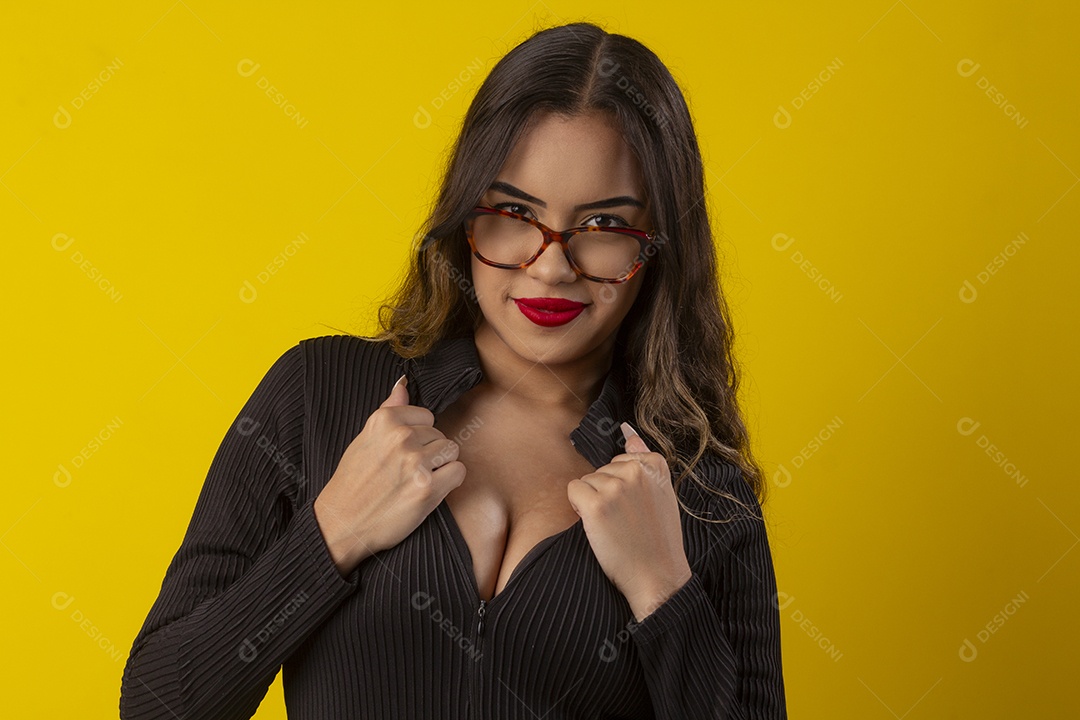 Uma garota usando óculos e roupa decotada