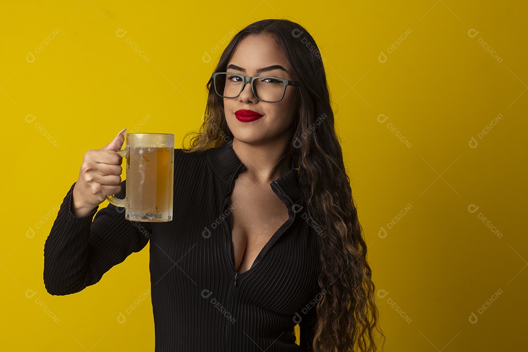 Uma garato bonita e sexi com caneca de chope nas mãos