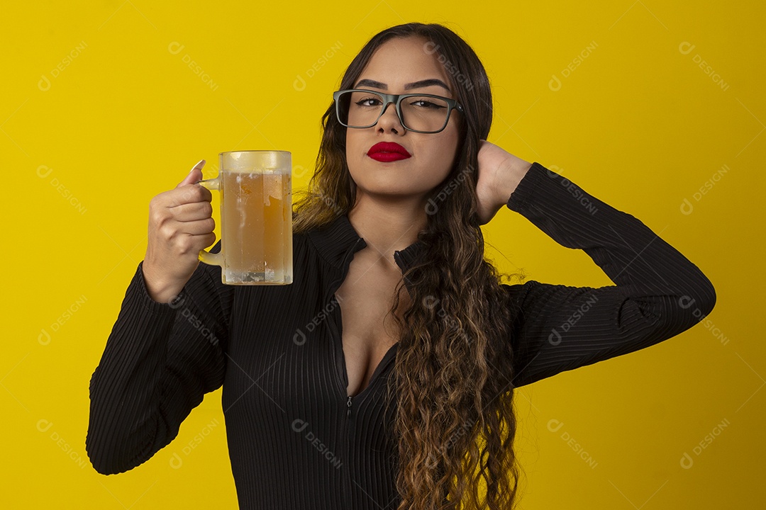 Uma jovem bonita segurando caneca de chop